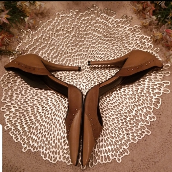 Stuart Weitzmann Tan Leather and Suede Studded Pointy Toe Stilettos - Picture 2 of 8